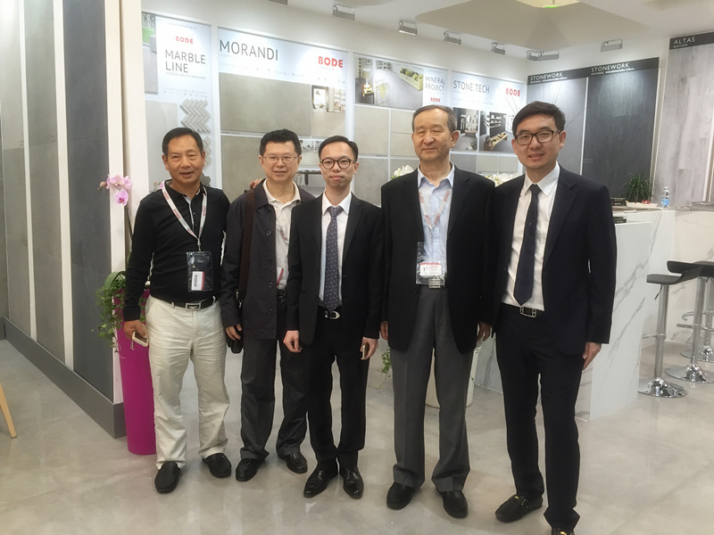 中國建筑衛生陶瓷協會會長葉向陽、中國建筑衛生陶瓷協會副秘書長夏高生、廣東省陶瓷協會會長陳環、新明珠陶瓷集團董事長葉德林_