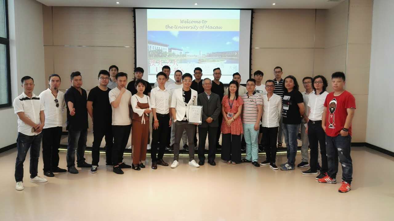 19 蘇育洲先生與設(shè)計(jì)師合影.jpg